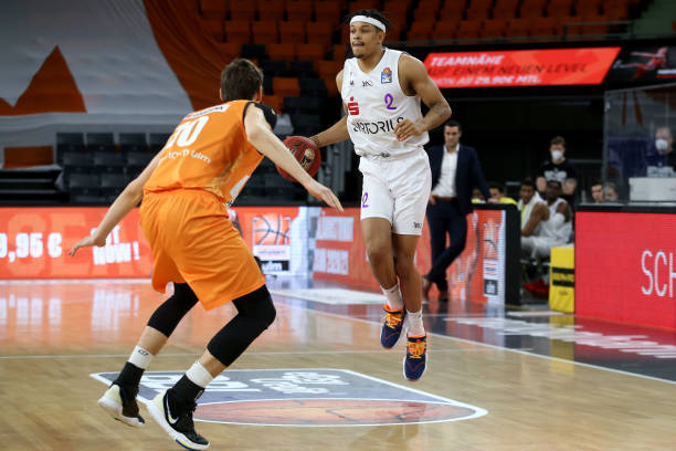 巨大争议下 巨大争议下